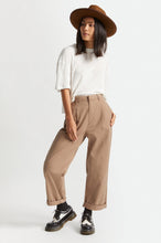 Load image into Gallery viewer, Women's Montauk Skimmer Linen Tee
